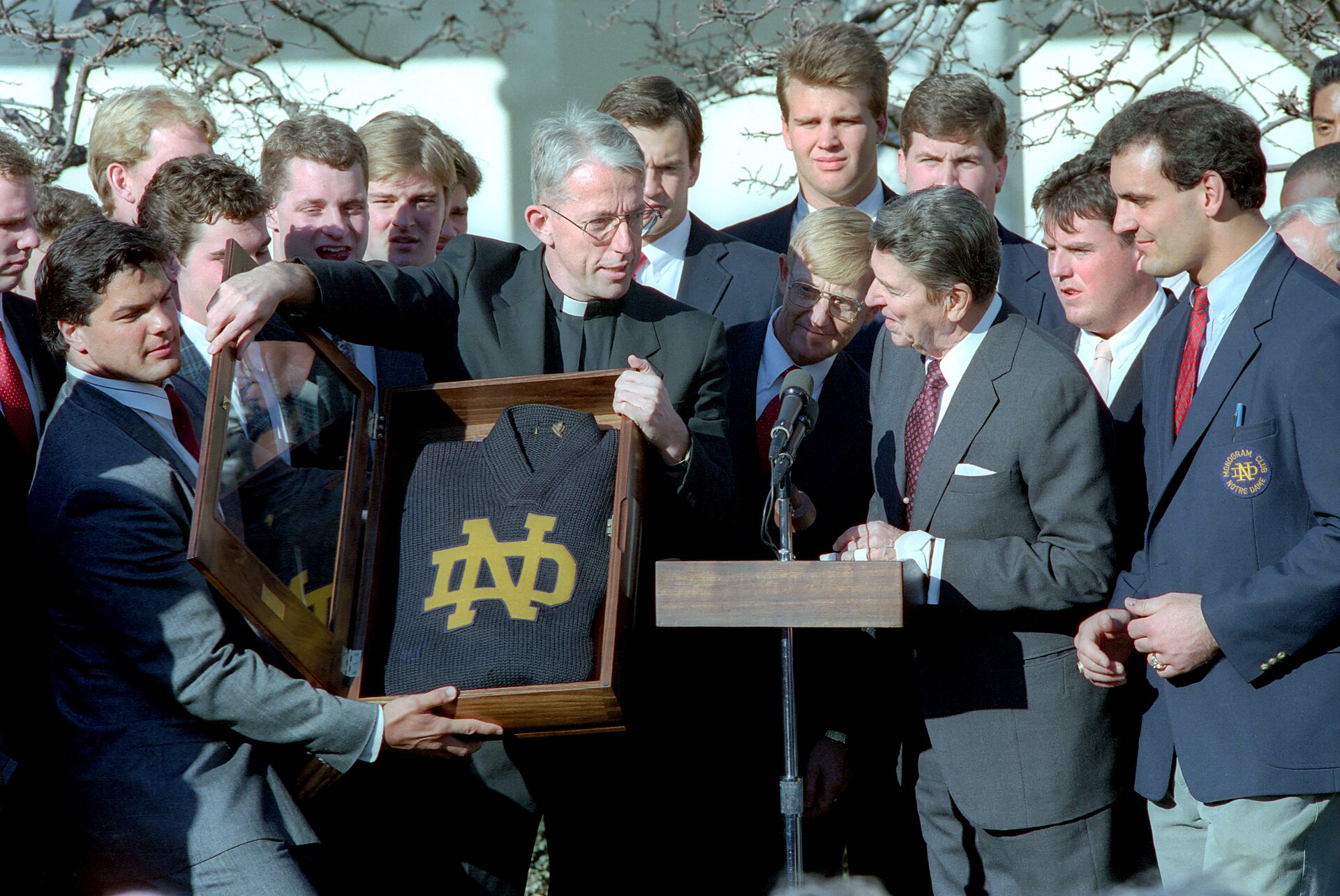Lou Holtz and the 1988 Notre Dame national championship team with President Ronald Reagan at the White House